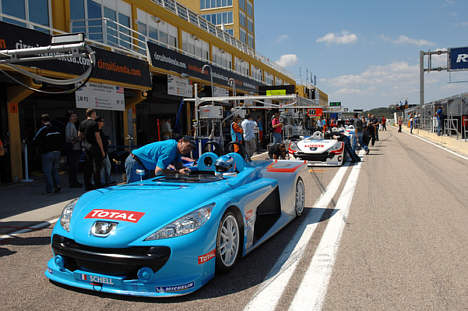 207 Spider Cup deltagerne klar til at køre på banen.
(Foto: Peugeot Media)